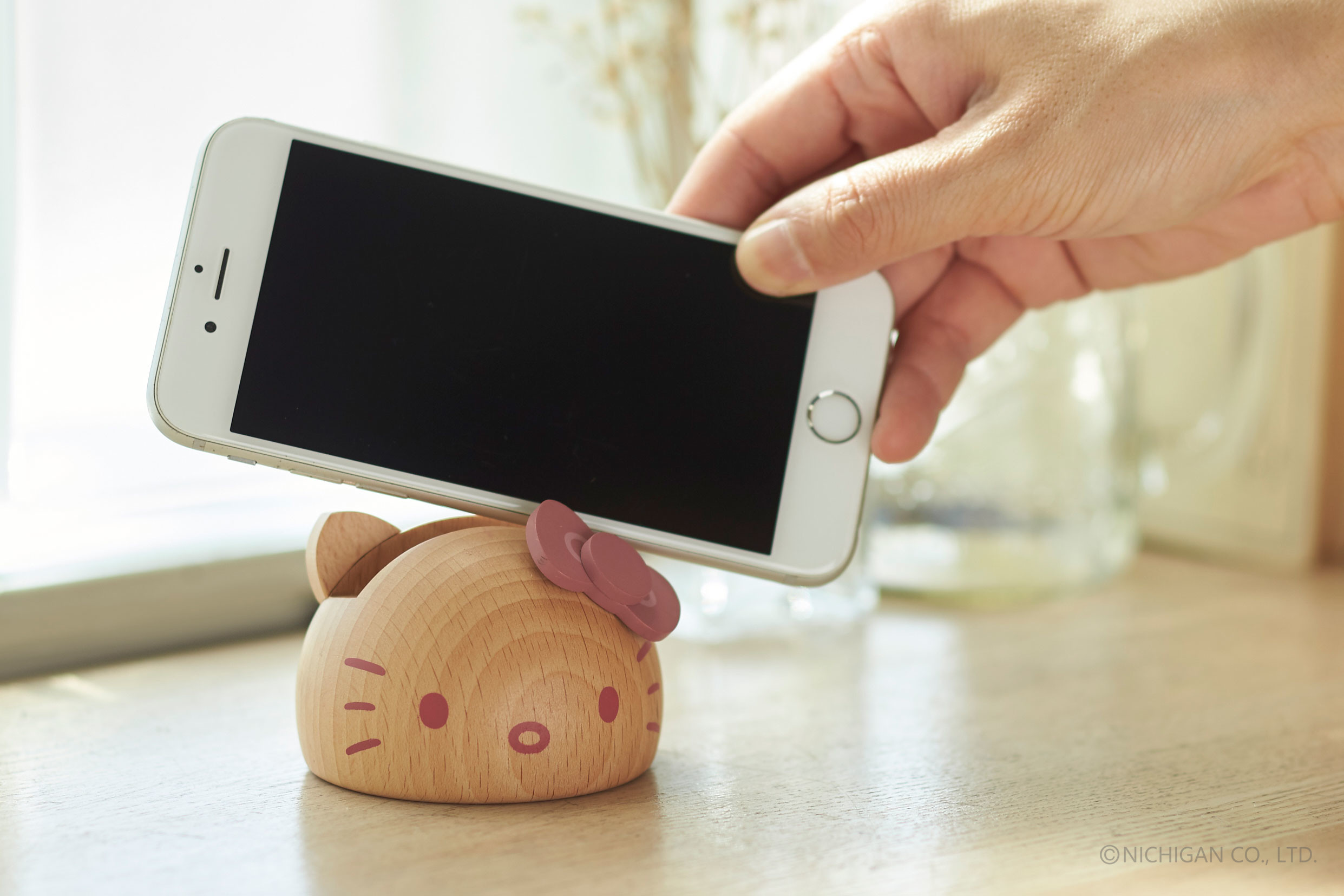 ハローキティ スマホスタンド 木製玩具のニチガン 商品紹介