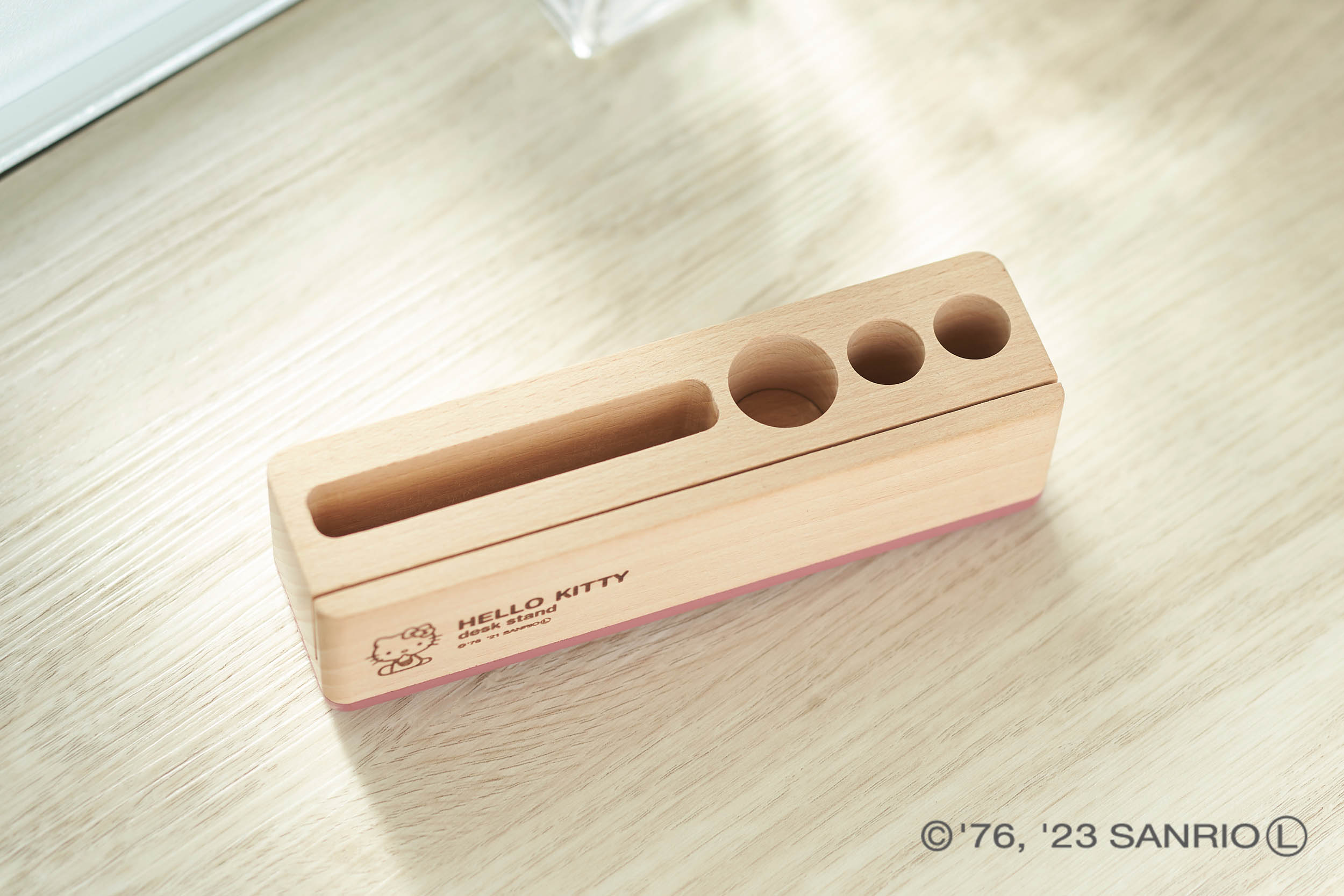 ハローキティ デスクスタンド – 木製玩具のニチガン-商品紹介