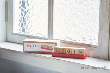 ハローキティ カレンダー(レッド) - 木製玩具のニチガン-商品紹介